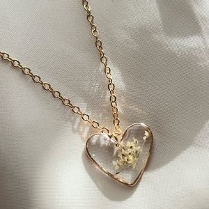 Gorgeous Dainty Real Pressed Flower Resin Heart Necklace